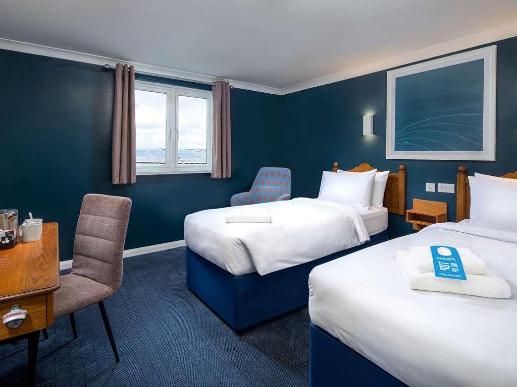 Travelodge Chester Warrington Road الغرفة الصورة