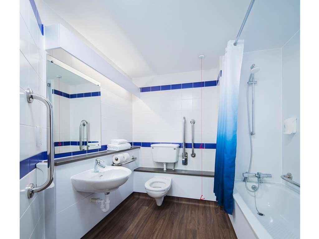 Travelodge Chester Warrington Road الغرفة الصورة