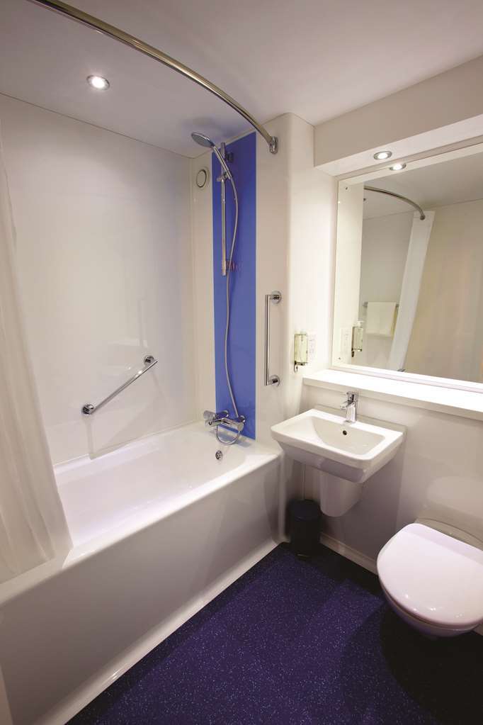 Travelodge Chester Warrington Road الغرفة الصورة