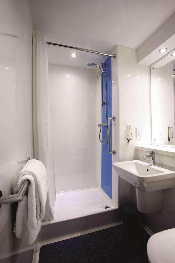 Travelodge Chester Warrington Road الغرفة الصورة