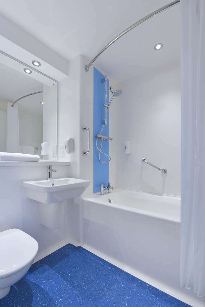 Travelodge Chester Warrington Road الغرفة الصورة