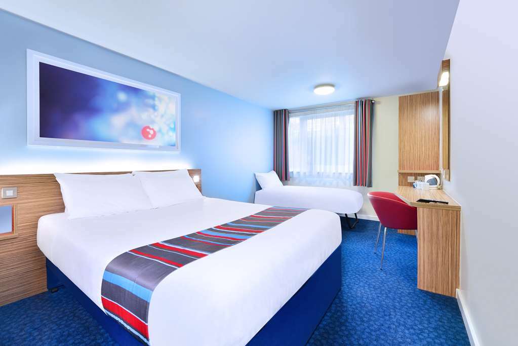 Travelodge Chester Warrington Road الغرفة الصورة