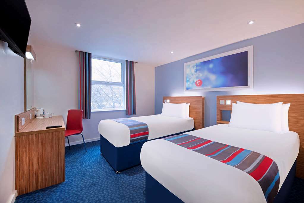 Travelodge Chester Warrington Road الغرفة الصورة